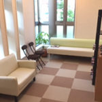 レリーフ整骨院待合室