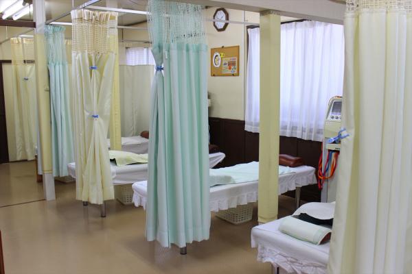 岩亀整骨院施術室