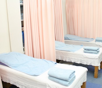 桜南接骨院施術室