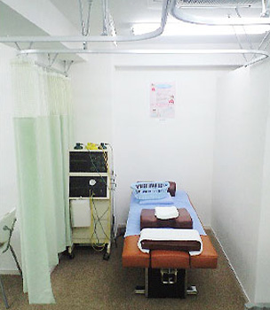 かず鍼灸・整骨院：施術台